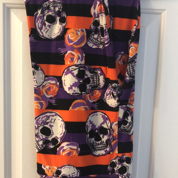 LuLaRoe Pants - LuLaRoe TC skulls and roses EUC